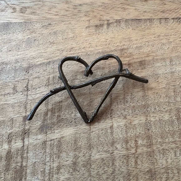 Antiqued brass grapevine-like rustic heart pin - Picture 2 of 8